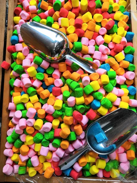 Крупный план ассортимента разноцветных желейных конфет различной формы на рынке, кондитерская — стоковое фото