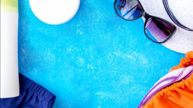 Yazlık aksesuarlar, şapkalar, bardaklar ve dudaklardan yapılmış şık düz bir yatak. Yaz konsepti, parti seti. Üst Manzara. Boşluğu kopyala.