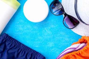 Yazlık aksesuarlar, şapkalar, bardaklar ve dudaklardan yapılmış şık düz bir yatak. Yaz konsepti, parti seti. Üst Manzara. Boşluğu kopyala.