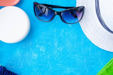 Mavi arka plan üzerinde güneş kremi. plaj konsepti üzerine dinlenmek