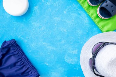 Yaz tatili konsepti, yaz seyahati aksesuarları metin için fotokopi alanı ile yatıyordu