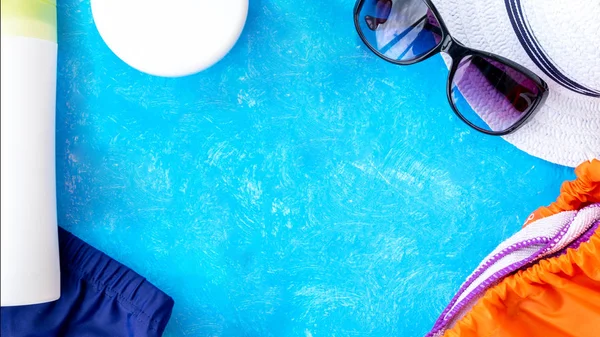 Yazlık aksesuarlar, şapkalar, bardaklar ve dudaklardan yapılmış şık düz bir yatak. Yaz konsepti, parti seti. Üst Manzara. Boşluğu kopyala.