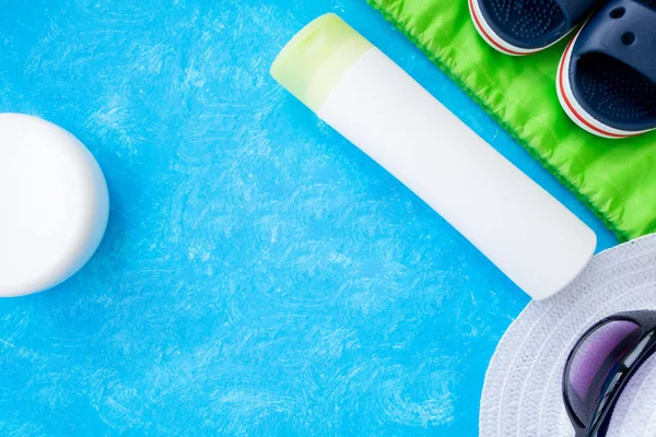 Yaz tatili konsepti, yaz seyahati aksesuarları metin için fotokopi alanı ile yatıyordu