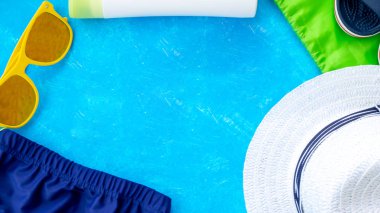 Stüdyo sarı güneş gözlüğü. Yaz geliyor.