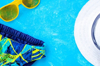 Yazlık aksesuarlar, şapkalar, bardaklar ve dudaklardan yapılmış şık düz bir yatak. Yaz konsepti, parti seti. Üst Manzara. Boşluğu kopyala.