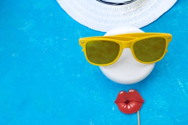 Güneş gözlüklü kadın parlak arka planda, kozmetik yaz konsepti