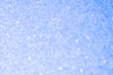 yumuşak odak bokeh ışık efektleri sakinleştirmek üzerinde mavi su arka lens flare ile.