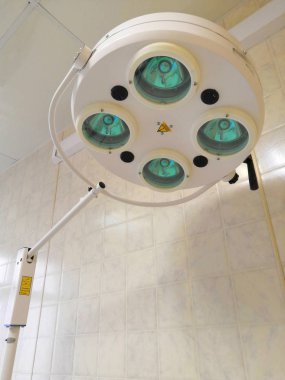 Ameliyathane için harika bir lamba. Diş kliniğinde modern diş lambası.