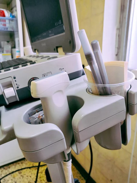Ultradźwiękowa maszyna medyczna z sondami liniowymi w szpitalnym pomieszczeniu diagnostycznym. Nowoczesny sprzęt medyczny, medycyna preventional — Zdjęcie stockowe