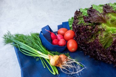 Sıfır atık kavramı. Taze portakal ve sebze ile Mavi alışveriş tekstil çanta.