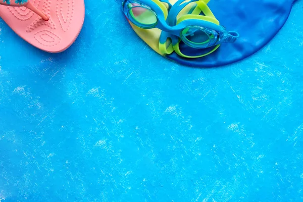 spor yüzme havuzunda. Yarışma için eğitim. Çocuklar için spor aktiviteleri.