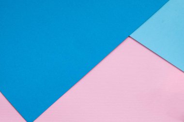 Renkli kağıtlar geometri düz kompozisyon arkaplan mavi ve pembe tonlu