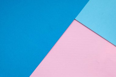 Renkli kağıtlar geometri düz kompozisyon arkaplan mavi ve pembe tonlu