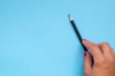 İç mimarlar iş yerindeki bir mutfağın renk el çizimleri üzerinde çalışıyorlar..