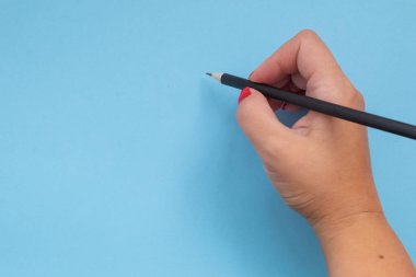 İç mimarlar iş yerindeki bir mutfağın renk el çizimleri üzerinde çalışıyorlar..