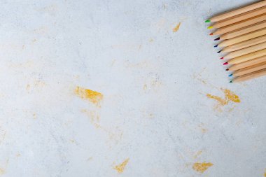 Gri beton arka planda renkli kalemler. Okula dönüş kavramı