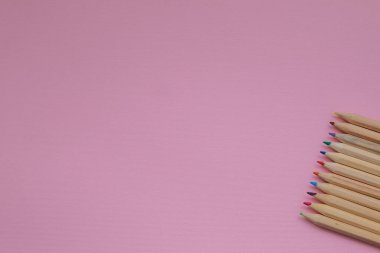 Gri beton arka planda renkli kalemler. Okula dönüş kavramı