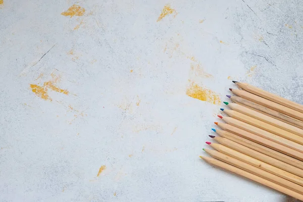 Un conjunto de lápices de colores sobre un fondo de hormigón gris. Concepto de regreso a la escuela — Foto de Stock