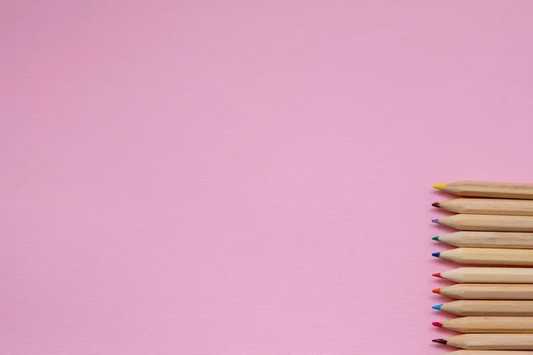 Un conjunto de lápices de colores sobre un fondo de hormigón gris. Concepto de regreso a la escuela 3x8 banner — Foto de Stock