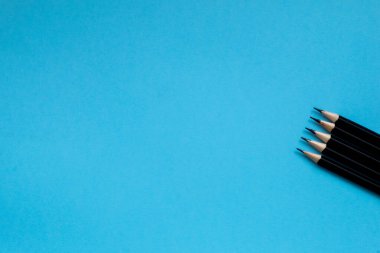 Okul konseptine geri dönelim. Okul ve ofis malzemeleri ofis masasında. Kopyalama alanı olan düz.