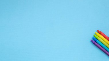 Okul konseptine geri dönelim. Okul ve ofis malzemeleri ofis masasında. Kopyalama alanı olan düz.