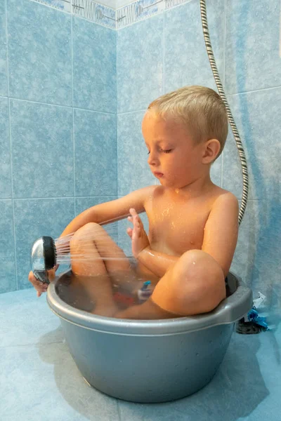 Close-up retrato de menino bonito no banheiro com chuveiro — Fotografia de Stock