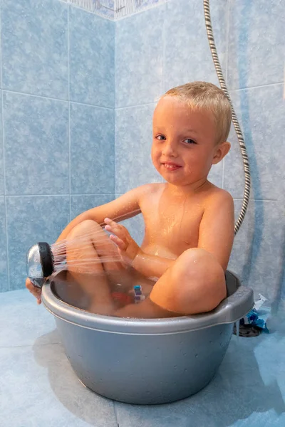 Nahaufnahme Porträt des niedlichen kleinen Jungen im Badezimmer mit Dusche — Stockfoto
