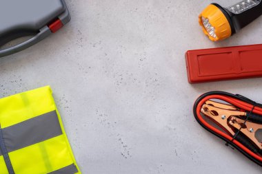 Teknik denetimden geçmek için sürücü kiti, acil dur işareti, ilk yardım kiti, yansıtıcı yelek, arabayı yakmak için kablolar..