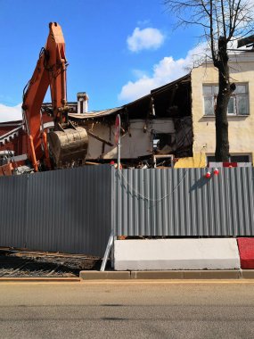 İnşaat alanındaki buldozer binayı yıkıyor