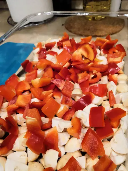 Piatto con funghi a fette e peperoni dolci, un processo graduale di cottura di un piatto vegetale — Foto Stock