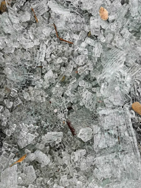 Cristales Rotos Pequeñas Migajas Pared Gris Casa Con Una Pequeña —  Fotos de Stock