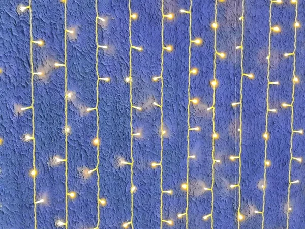 파란빛 라이트 조명으로 커튼등이었다 전구가 크리스마스 — 스톡 사진