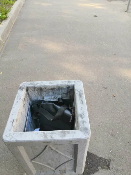 Μια Τσάντα Πεταμένη Στα Σκουπίδια Στο Δρόμο Εργαλεία Παράδοσης Πετάχτηκαν — Φωτογραφία Αρχείου
