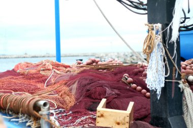 Bir gemide olta ve olta takımı, balıkçı teknesi. Uzun kuyruklu balıkçı tekneleri şamandıra müdahalesi