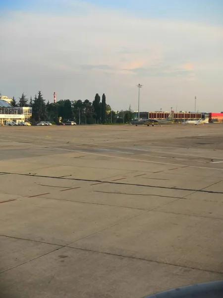 Burgas Arport Bułgaria 2019 Pas Startowy Lądowania Lądowania Redakcji Samolotów — Zdjęcie stockowe