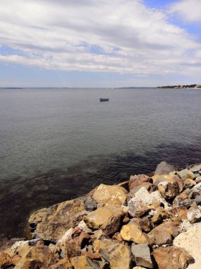 Taştan bir seti olan deniz kıyısı. Karadeniz kıyısında. Yürüyüş için toprak yol. Bulgaristan Cumhuriyeti