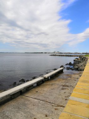 Taştan bir seti olan deniz kıyısı. Karadeniz kıyısında. Yürüyüş için toprak yol. Bulgaristan Cumhuriyeti