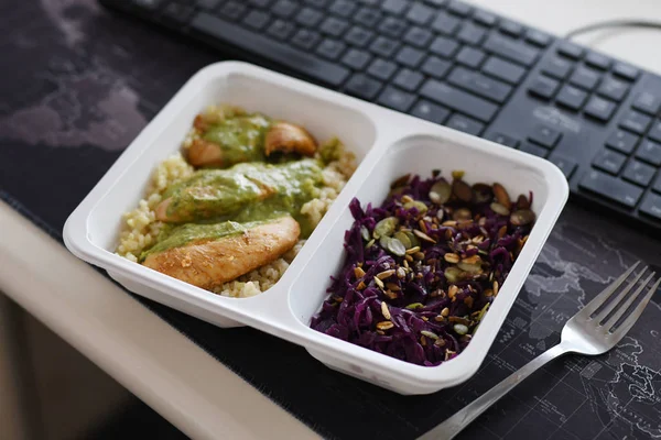 Ofiste yemek kutusu. Topluluğu ile sağlıklı gıda folyo kutuları götürün. Küme günlük yemek kapları.