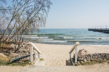 Sahilde mavi renk dalgası