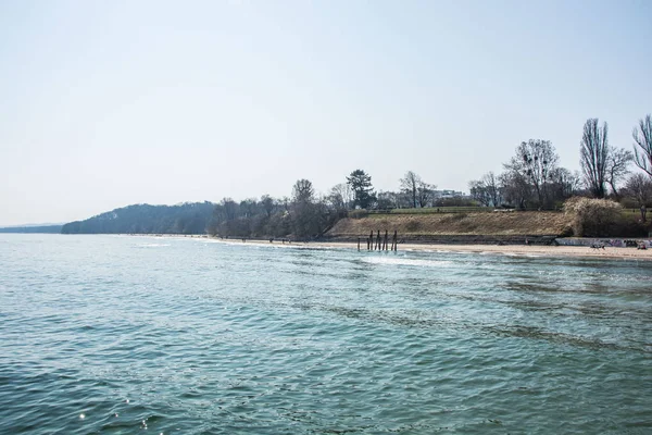 Sahilde mavi renk dalgası