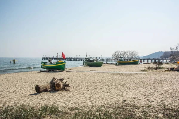 Sahilde gemi mavi deniz