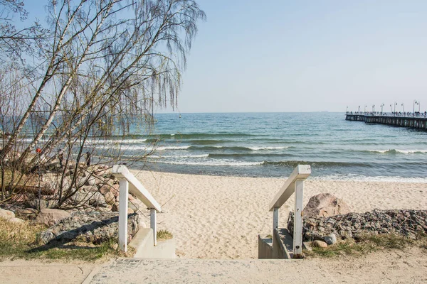 Sahilde mavi renk dalgası