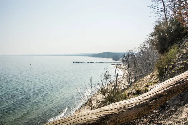 Sahilde mavi renk dalgası