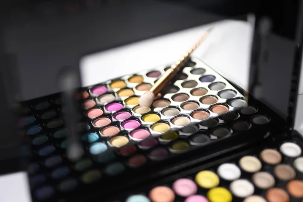 Göz farı paleti. Dekoratif kozmetik. Makyaj fırçaları