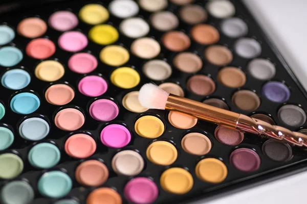Göz farı paleti. Dekoratif kozmetik. Makyaj fırçaları