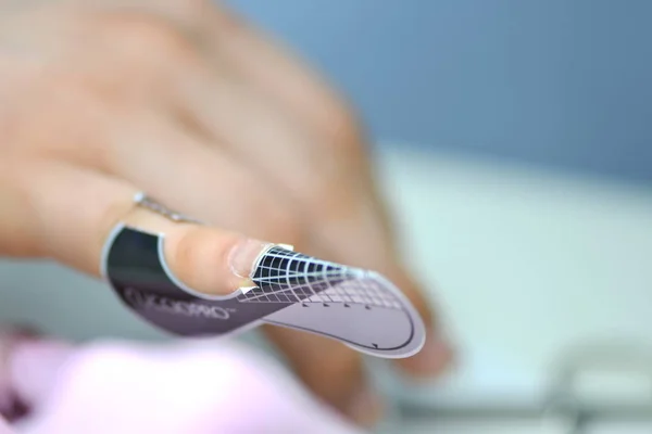 Çivi şablonu. Güzellik uzmanına tırnak yapıyorum. Yapay tırnaklar, manikürler, yapay tırnak düzeltmeleri yap,