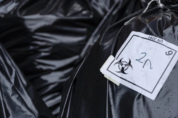 バイオハザード廃棄物の使い捨ての袋ステッカー 医療廃棄物の記号 ストック画像