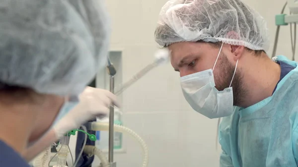 Equipe cirúrgica utiliza instrumentos na cirurgia — Fotografia de Stock