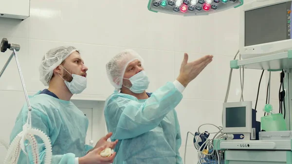 Surgeons discuss something on monitor — Stock Photo, Image