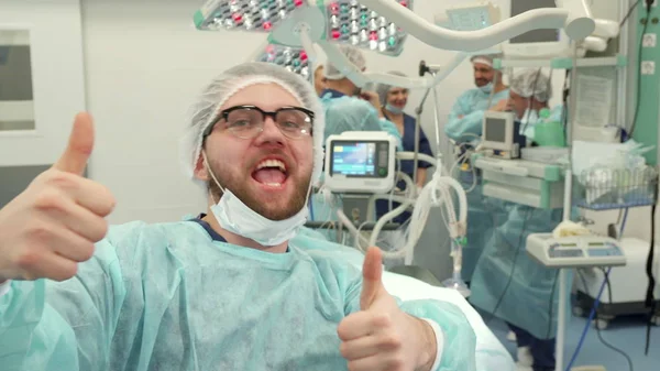 Хирург показывает большие пальцы вверх — стоковое фото